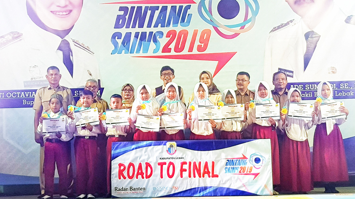 Bintang Sains Kecamatan Gunung Kencana: Dua Finalis Anak Buruh Tani