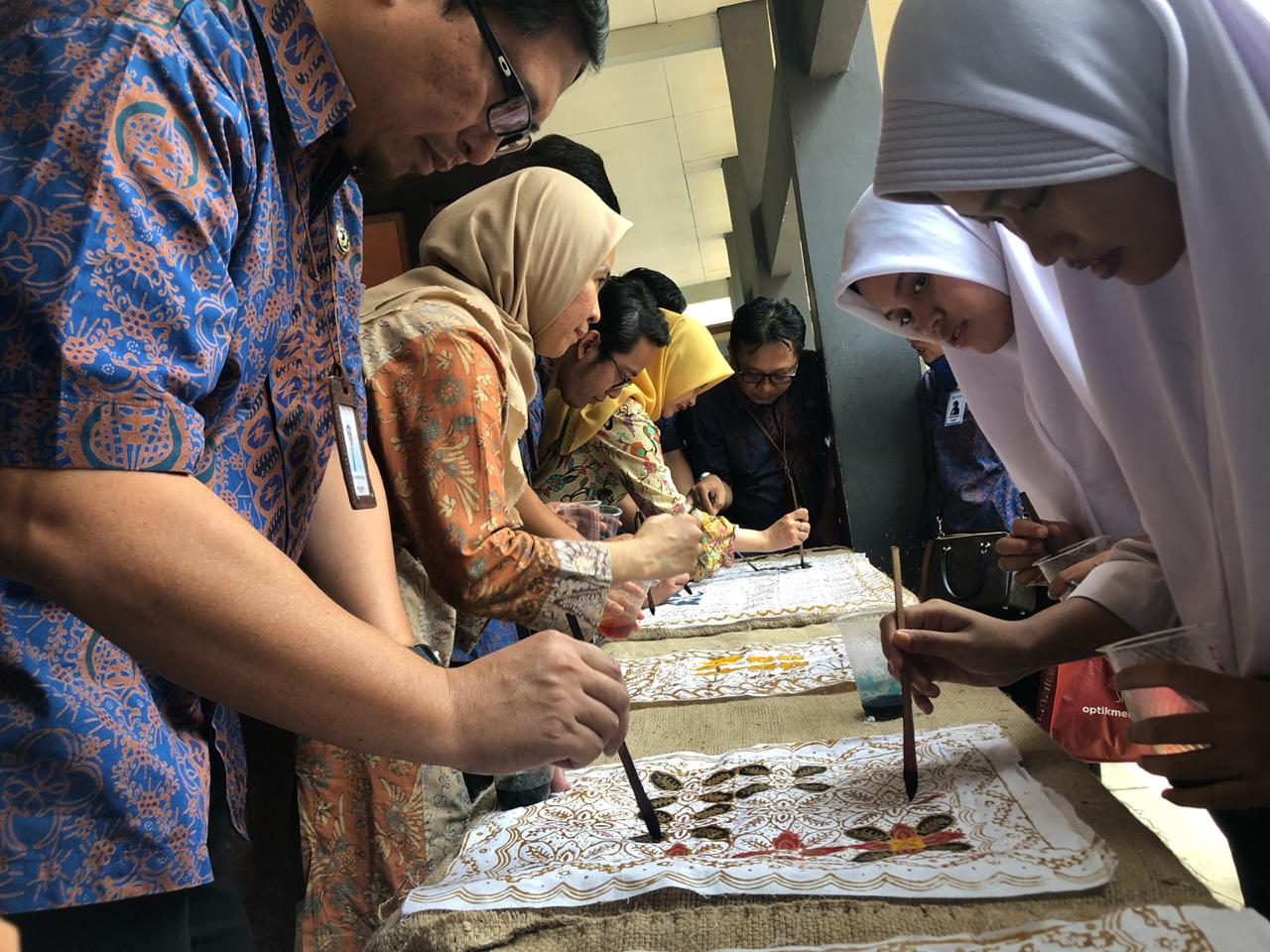Jasa Raharja Banten Sosialisasikan Program Sambil Membatik