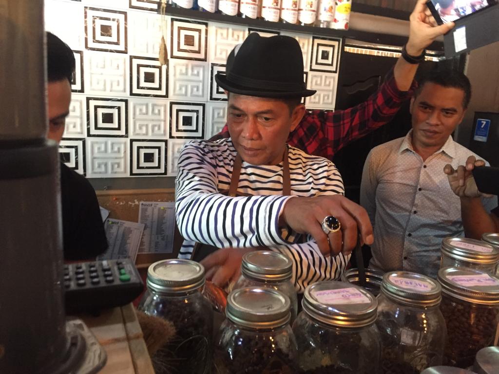Nyeduh Kopi di Sela Kerja, Syafrudin Sebut Kopi Menyehatkan dan Tumbuhkan Ekonomi