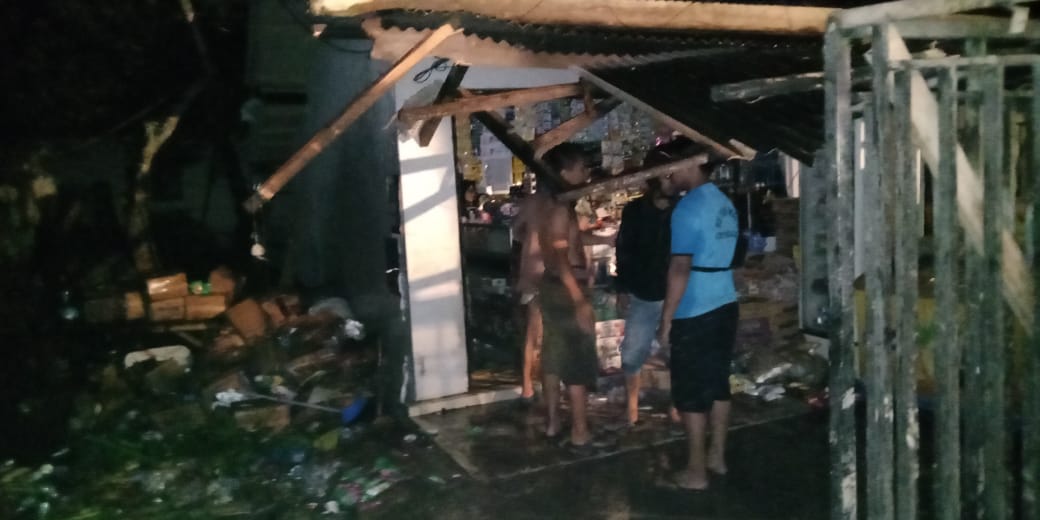 Percikan Bensin Menyambar Lilin, Kios di Cikeusal Terbakar