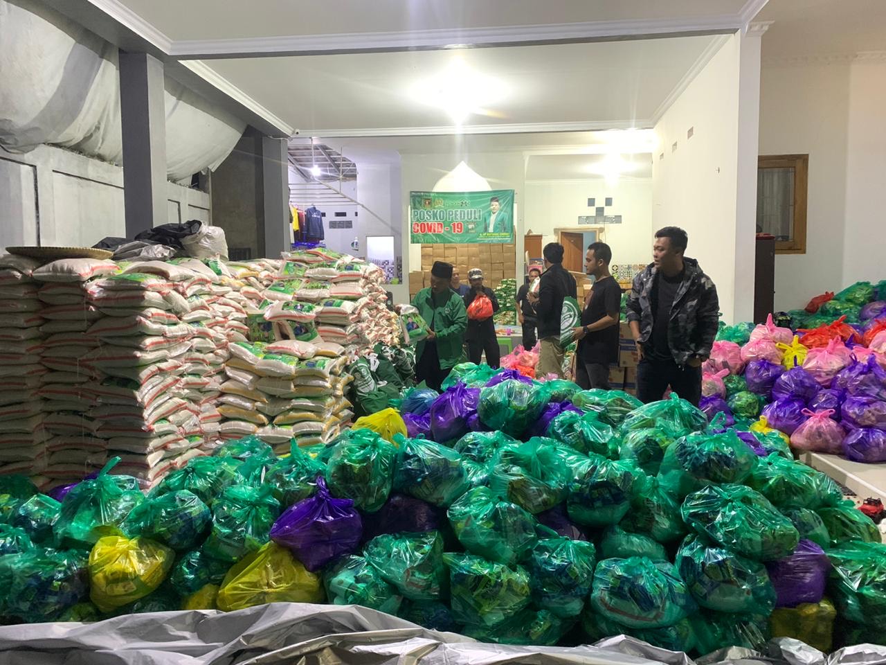 Anggota DPR Fraksi PPP Salurkan 25 Ton Beras di Lebak dan Pandeglang