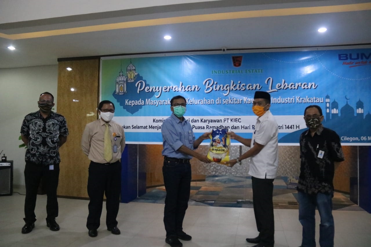 KIEC Bagikan 1.700 Bingkisan Lebaran