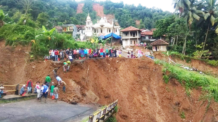 Banjir di Cipanas Rendam  Puluhan Rumah dan Jembatan Ambruk