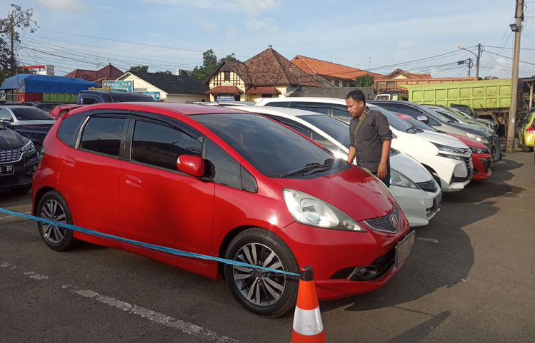 Spesialis Penggadai Mobil Rental Diciduk