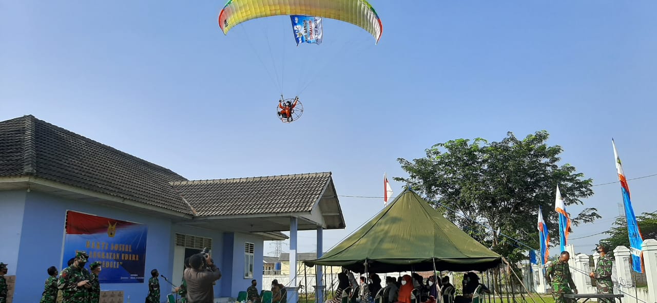Atraksi Paramotor Sosialisasikan New Normal di Binuang