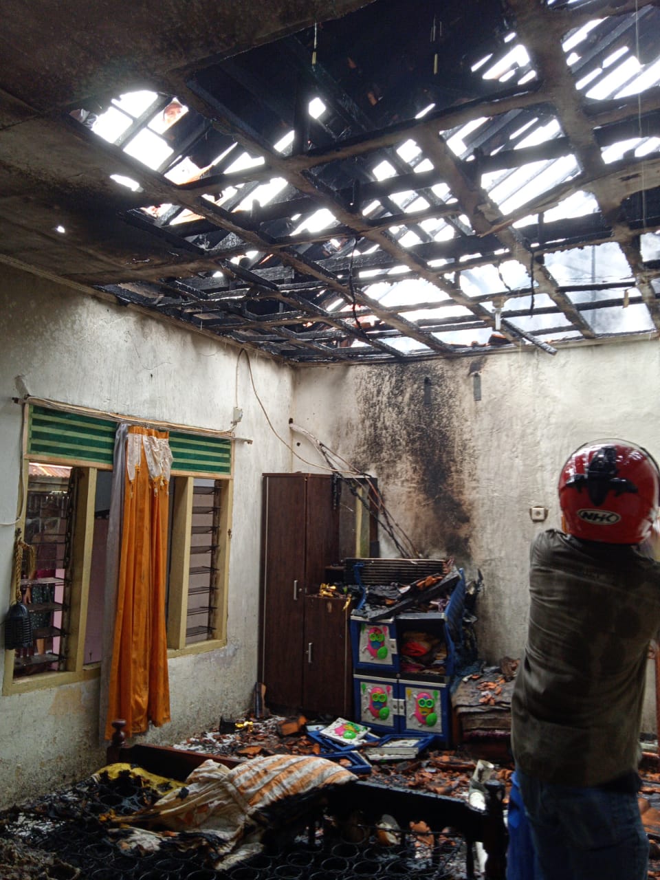 Setrikaan Meledak, Rumah Terbakar