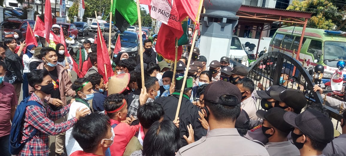 Mahasiswa Demo Dinkes Pandeglang, Tuding Kepala Dinas Tak Mampu Kelola Anggaran Rp26 Miliar