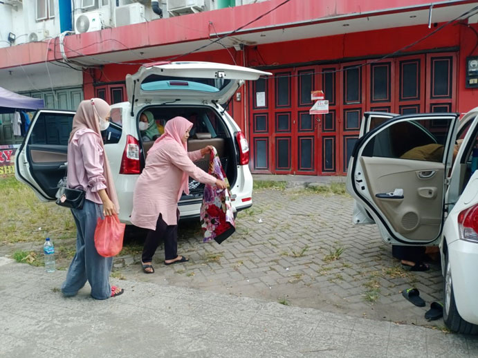 Gagal ke Anyar, Makan di Trotoar pun Jadi