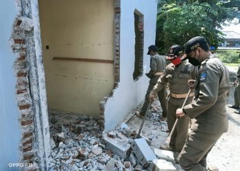 Dibangun di Atas Lahan Sekolah, Kontrakan di Kragilan Dibongkar