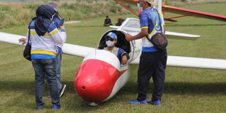 Terbang Layang, Rombongan Pertama ke Papua