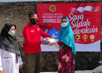 Tarik Minat Vaksinasi Lansia, BIN Banten Bagikan Beras Gratis