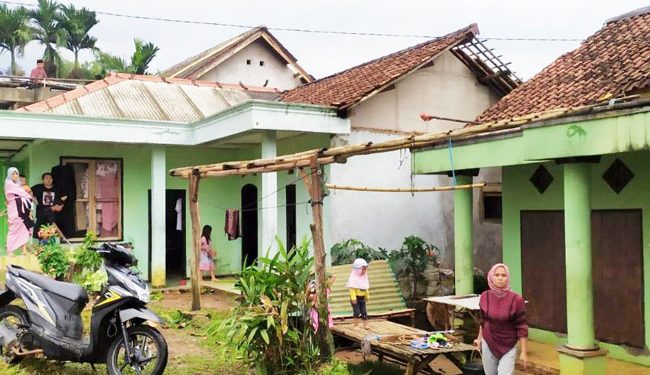 Puting Beliung Rusak Belasan Rumah