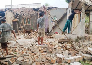 Sudah Lapuk, Rumah di Kopo Ambruk