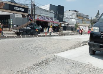 Warga Ancam Hentikan Betonisasi Jalan Warung Pojok