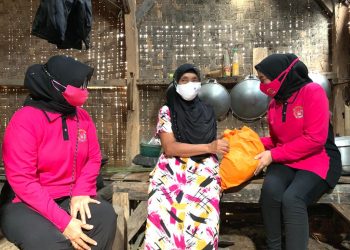 Bhayangkari Daerah Banten Kunjungi Pengrajin Sapu Lidi Desa Majau
