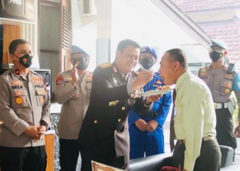 HUT TNI Ke-76, Kapolda Banten Beri Kejutan Kepada Danrem 064/MY