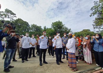 WH-Andika Tinjau Simpang Taktakan-Gunungsari, Berikan Bantuan ke Ponpes Salafi