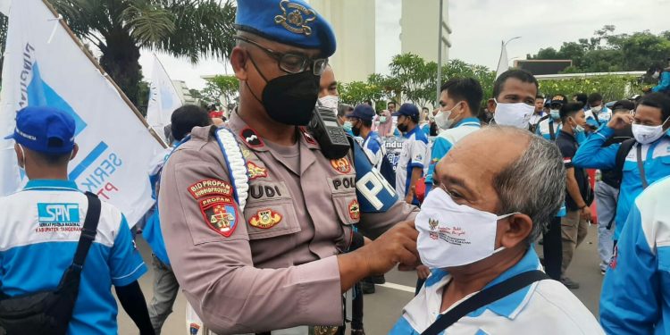 Bagikan Masker, Polda Banten Minta Massa Aksi Taati Prokes