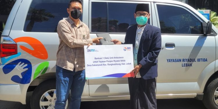 BRI Rangkasbitung Salurkan Mobil Ambulance