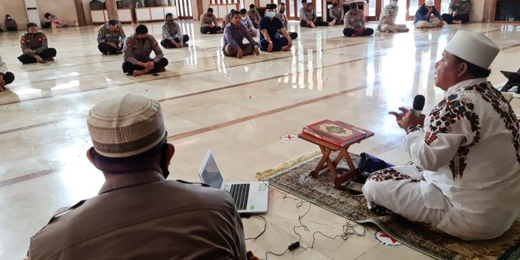 Mengawali Kinerja, Personel Polda Banten Ngaji Bareng