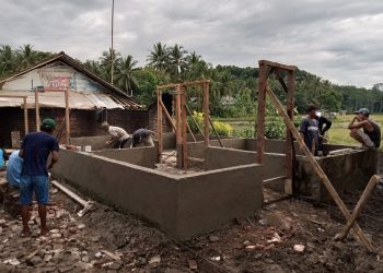 Rumah Tidak Layak Huni di Kamasan Dibangun Swadaya, Dewan Hingga Kades Ikut Patungan