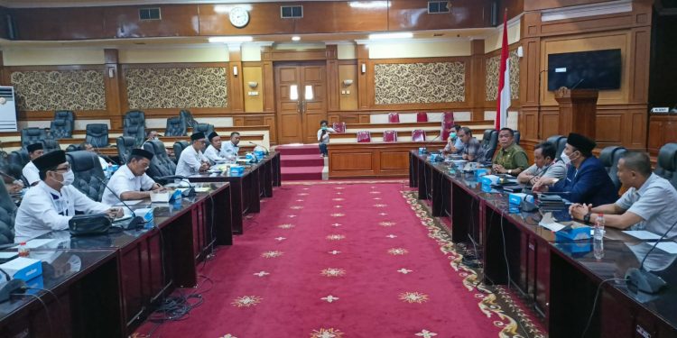 Kades se-Kecamatan Petir Sampaikan Aspirasi ke Dewan