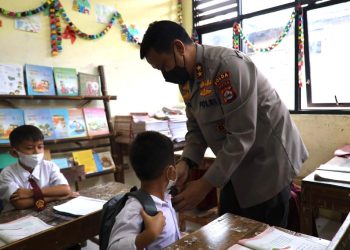 Kapolda Banten Bagikan Ratusan Perlengkapan Sekolah