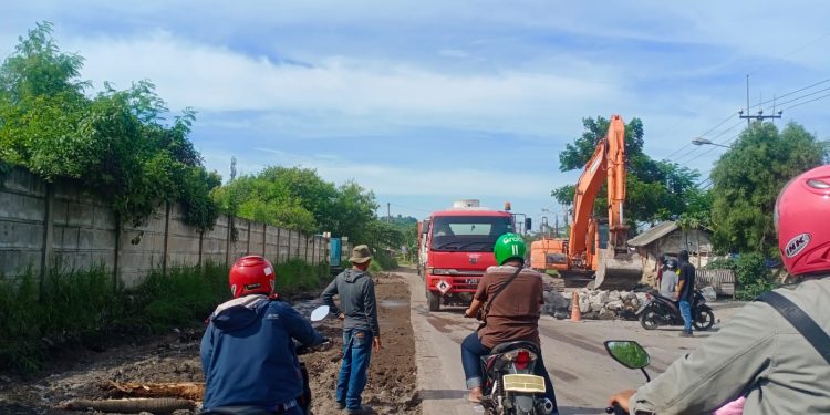 Jalan Bojonegara-Puloampel Macet Total