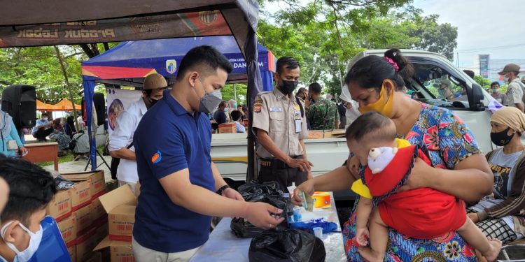Ema-ema Serbu Operasi Pasar Minyak Goreng