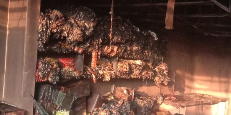 Kios Makanan Ringan di Pasar Kronjo Tangerang Hangus Terbakar