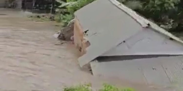 Rumah Panggung Terseret di Kali Malang Kasemen