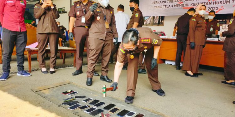 Antisipasi Penyimpangan, Kejari Pandeglang Musnahkan Barang Bukti Tindak Pidana