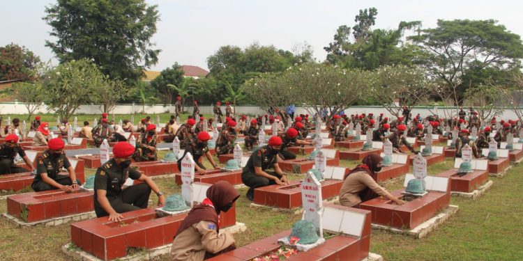 Personel Grup 1 Kopassus Ziarah ke Taman Makam Pahlawan Ciceri