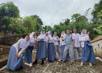 Rayakan Hari Kartini, Nakes Puskesmas Padarincang Gunakan Seragam Sekolah