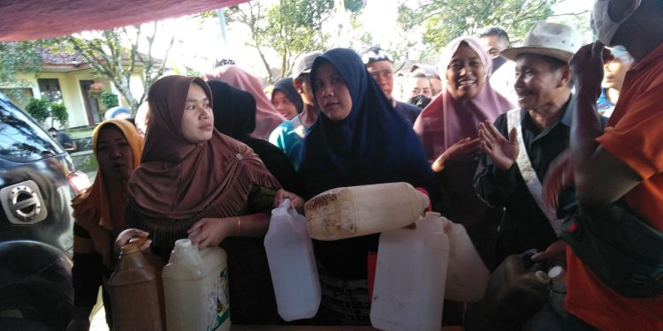 Bazar Minyak Goreng Curah Diserbu Emak-Emak di Cirinten