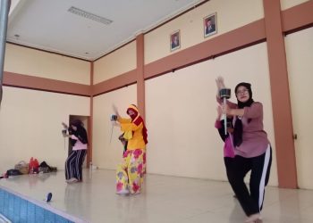 Kembangkan Bakat Menari Guru dan Siswa