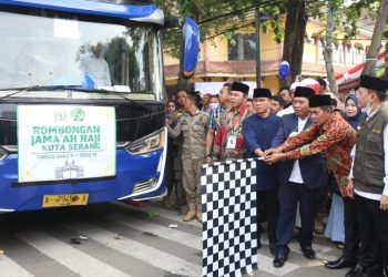 Pj Gubernur Banten Al Muktabar bersama Walikota Serang saat melepas pemberangkatan Calhaj Kota Serang di depan Islamic Center, Minggu 12 Juni 2022. Foto: Fauzan Dardiri/Radar Banten/