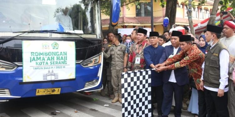 Pj Gubernur Banten Al Muktabar bersama Walikota Serang saat melepas pemberangkatan Calhaj Kota Serang di depan Islamic Center, Minggu 12 Juni 2022. Foto: Fauzan Dardiri/Radar Banten/