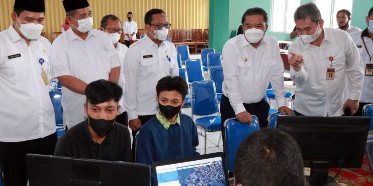 Pastikan PPDB Lancar, Pj Gubernur dan Kadindikbud Lakukan Tinjauan