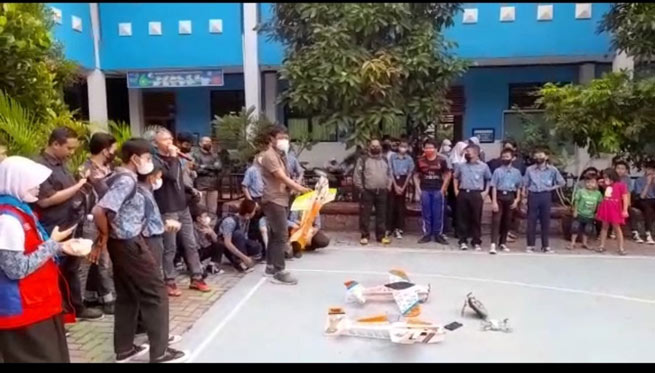 Murid SMPN 29 Kota Tangerang Diajari Rakit Pesawat