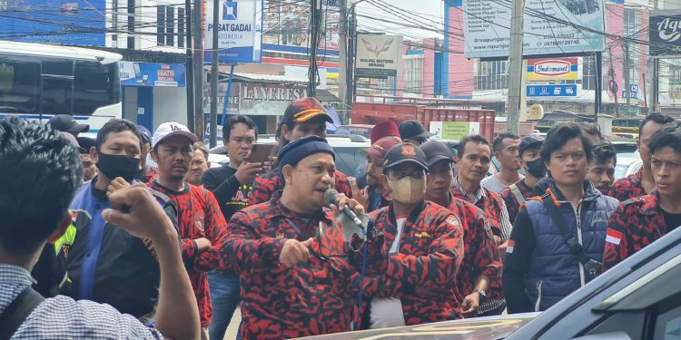 Ormas Geruduk Kantor Cabang BFI Serang Terkait Penarikan Mobil
