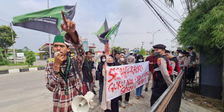 Tuntut Kesejahteraan Guru Honorer, Mahasiswa Geruduk Dindikbud Kota Serang
