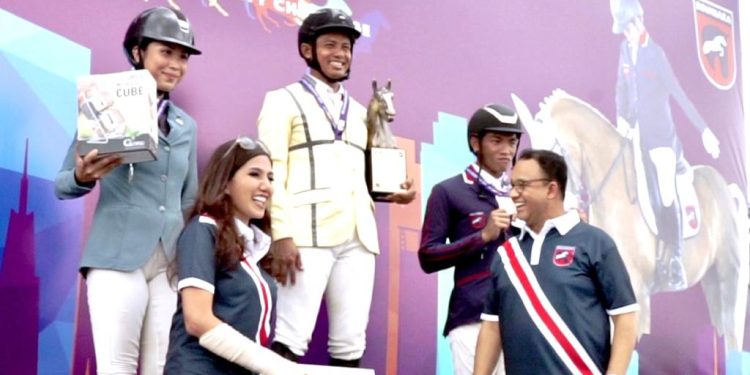 Gubernur Anies serahkan Piala Kejuaraan Berkuda Equestrian di JIEP Pulomas