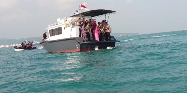 Polda Banten Taburkan Bunga di Selat Sunda