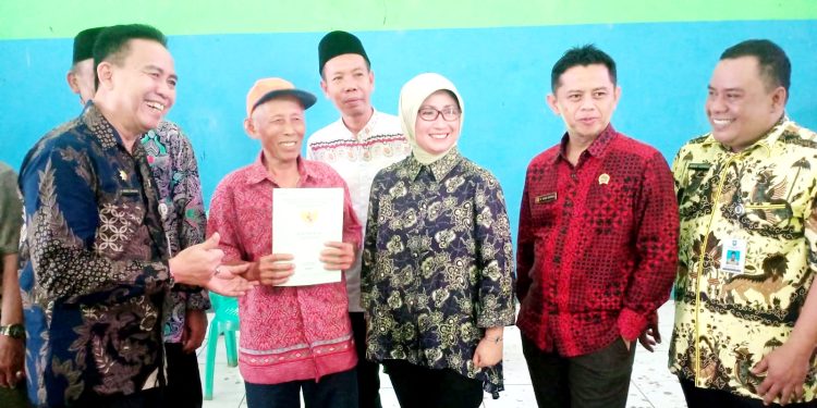 300 Warga Desa Kadugenep Terima Sertifikat Tanah Gratis