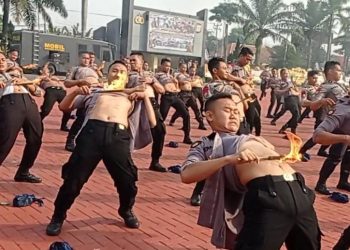 Hebat, Ratusan Personel Polda Banten Memiliki Kesaktian, Mereka Tak Mempan Dibakar