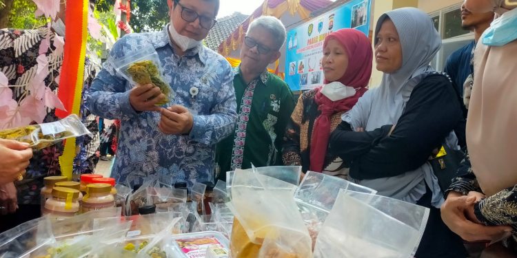 Majukan UMKM Pandeglang, Kelurahan Cigadung Gelar Pasar Murah