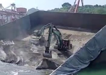Waduh, Kapal Tongkang Cemindo Patah, Ribuan Ton Clinker Cemari Laut Bayah