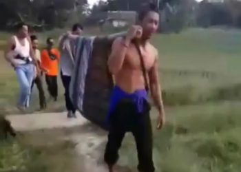 Orang Sakit Ditandu ke Puskesmas, Akibat Infrastruktur Jalan Rusak