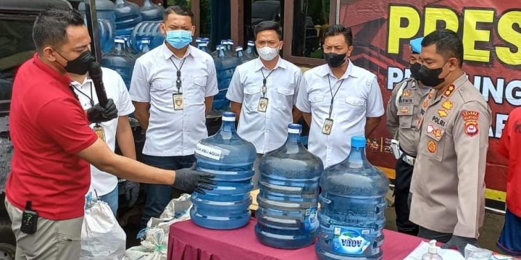 Ini Perbedaan Air Kemasan Abal-abal dan Asli Versi Polres Cilegon